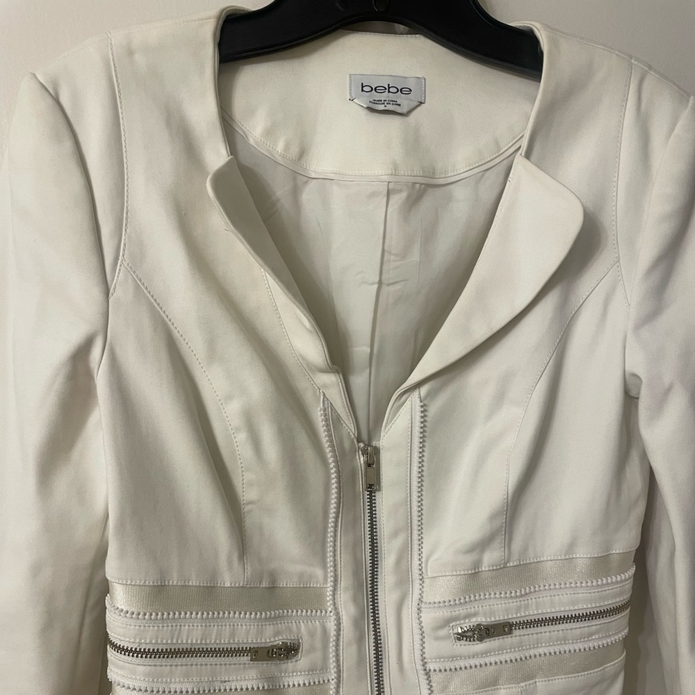 Beautiful white blazer. Size 6 ( small)